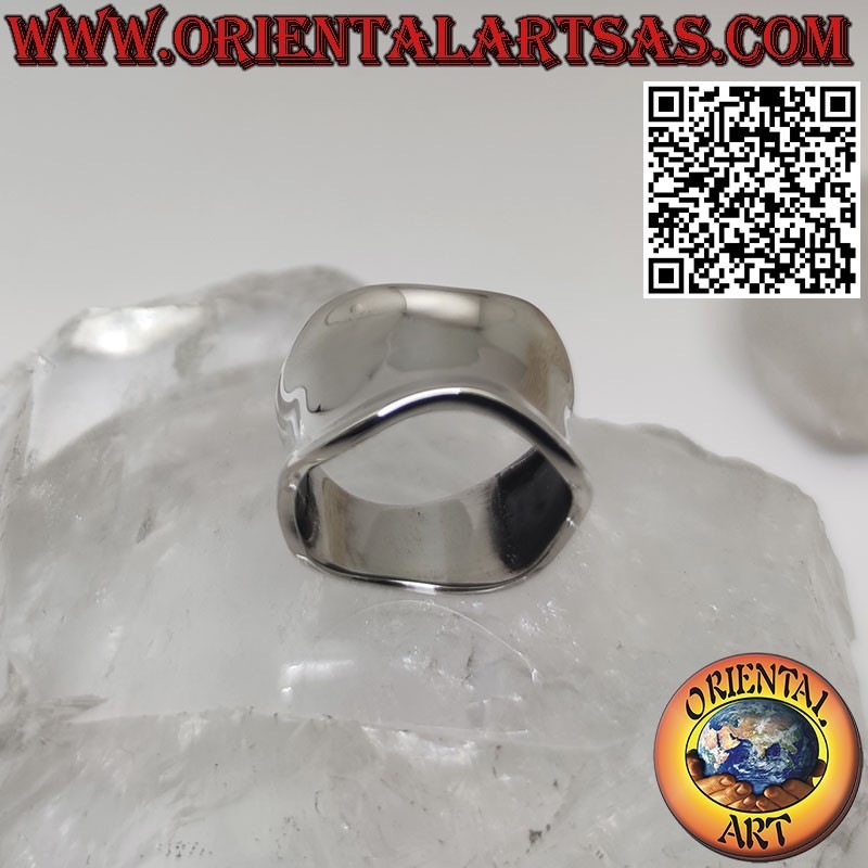 Silberring mit breitem, konkavem und glattem Band mit gewelltem Rand