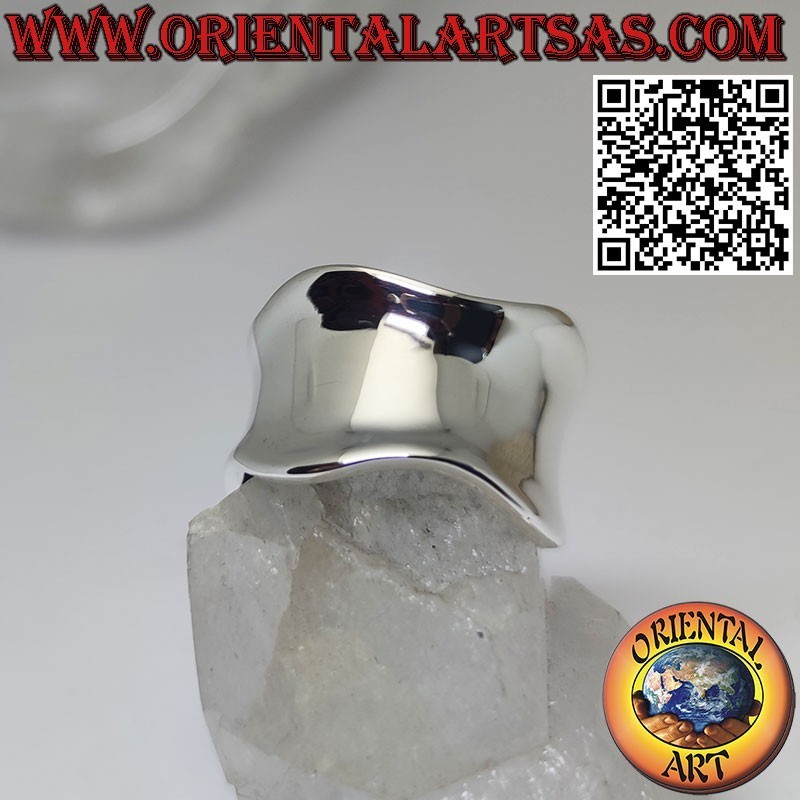 Anillo de plata con banda ancha cóncava y lisa con borde ondulado