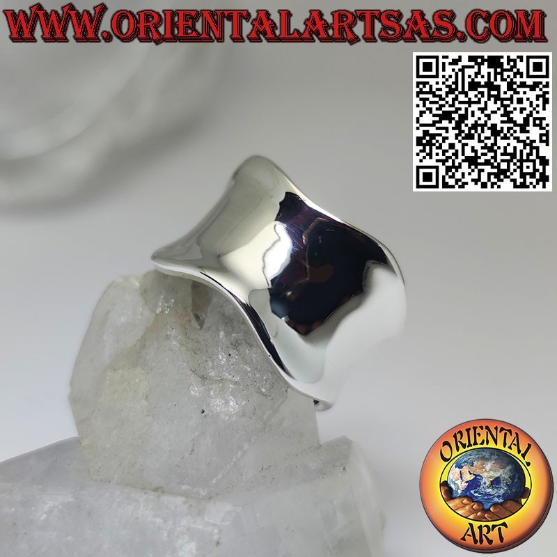 Silberring mit breitem, konkavem und glattem Band mit gewelltem Rand