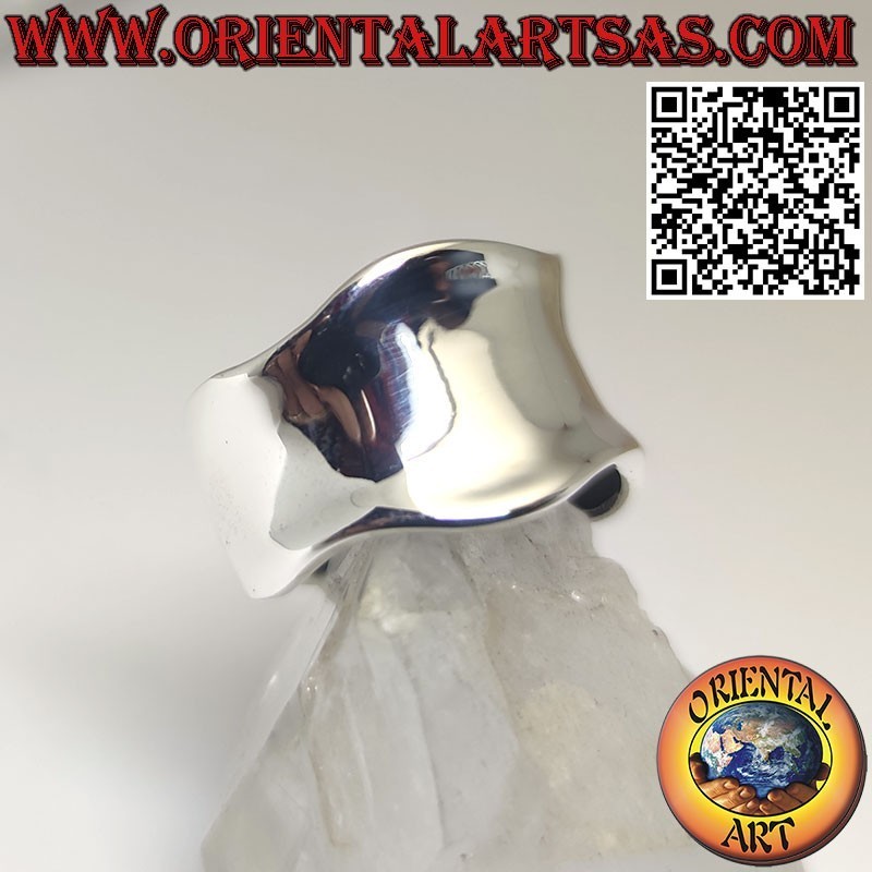 Anillo de plata con banda ancha cóncava y lisa con borde ondulado