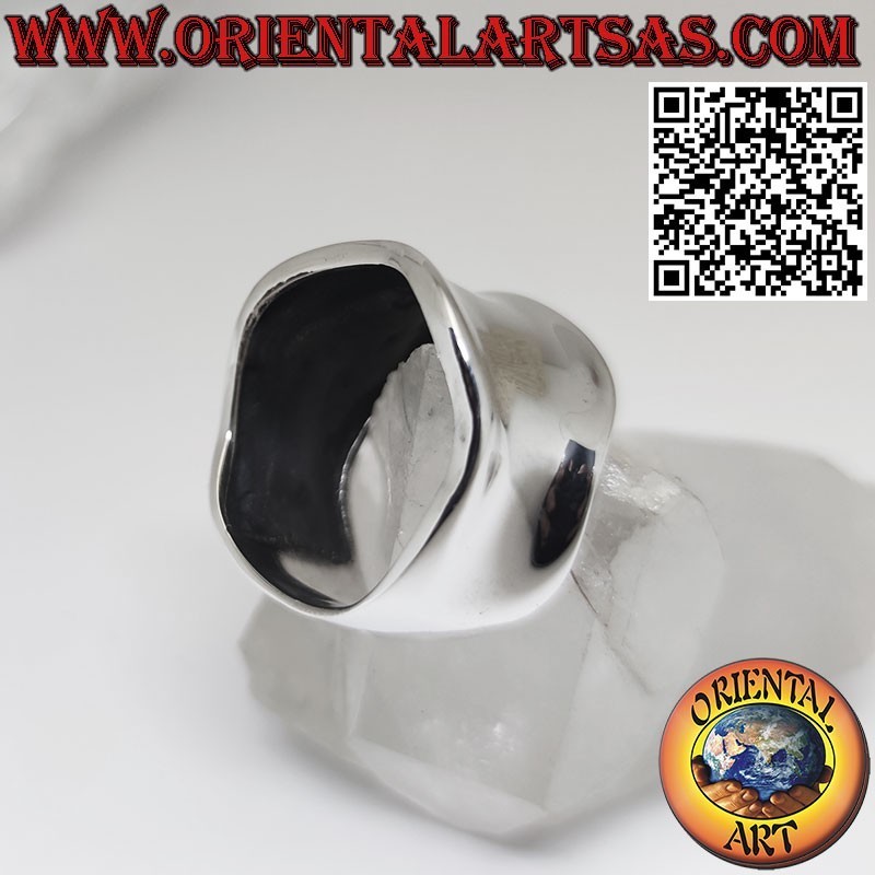 Bague en argent avec une large bande concave et lisse avec un bord ondulé