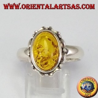 Anello d'argento con ambra ovale a bordo intagliato