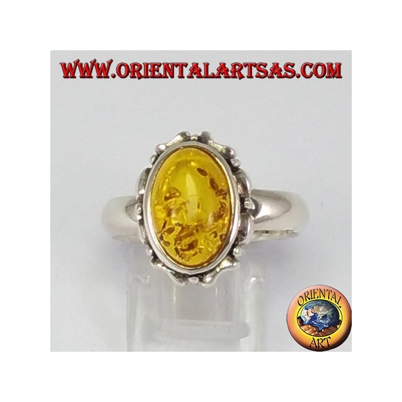 Anillo de plata con ámbar ovalada y el borde tallado