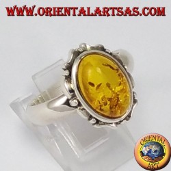 Anillo de plata con ámbar ovalada y el borde tallado