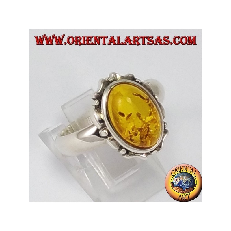 Anillo de plata con ámbar ovalada y el borde tallado
