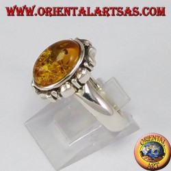 Anillo de plata con ámbar ovalada y el borde tallado