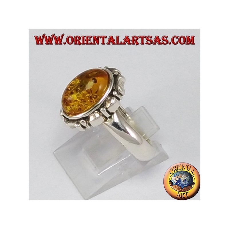Anello d'argento con ambra ovale a bordo intagliato