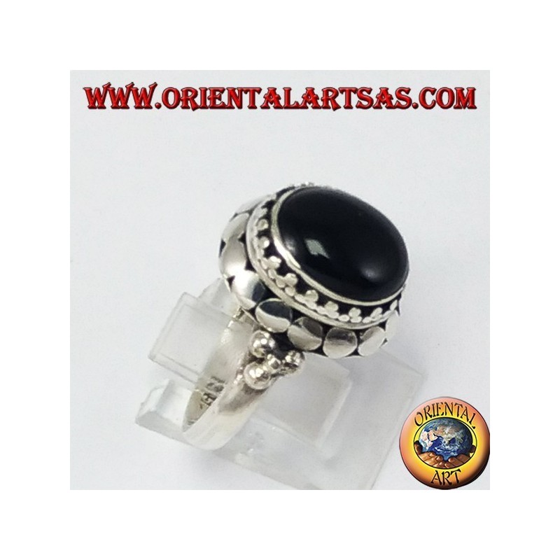 Bague en argent sur le dessus de la carte avec onyx ovale