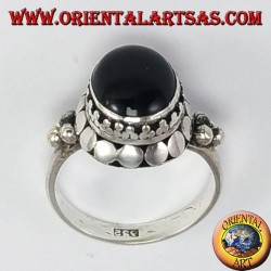 Silberring an Bord oben mit ovalen Onyx