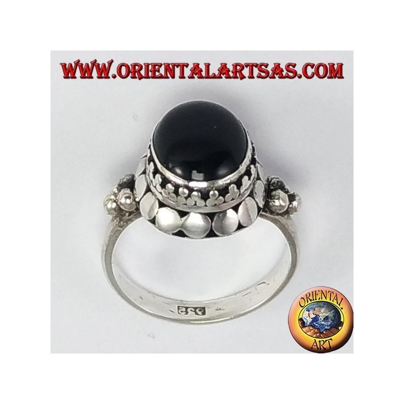 Silberring an Bord oben mit ovalen Onyx