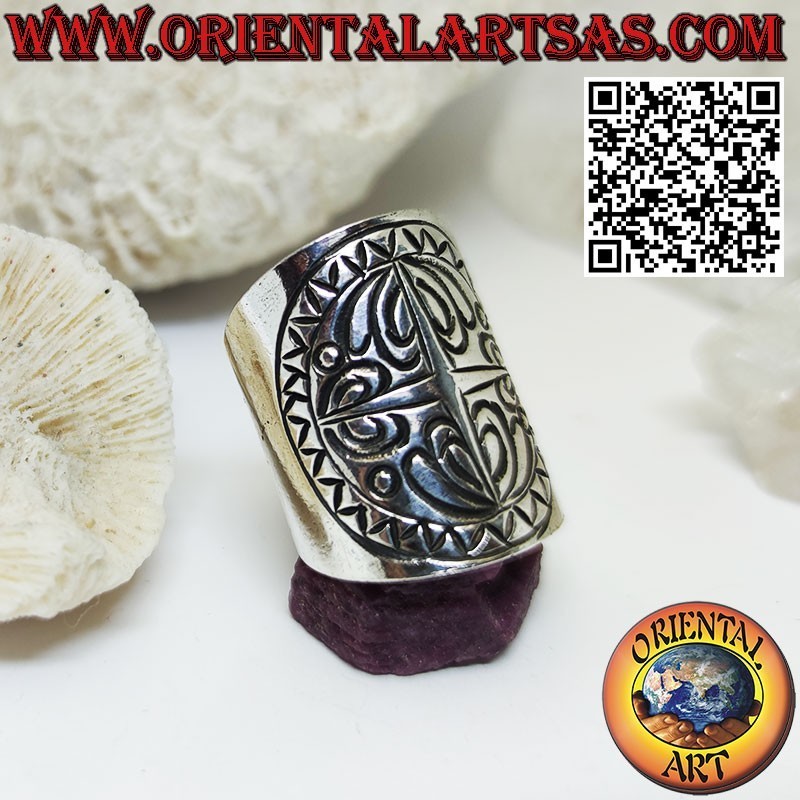 Bague large en argent avec gravures faites à la main par Karen