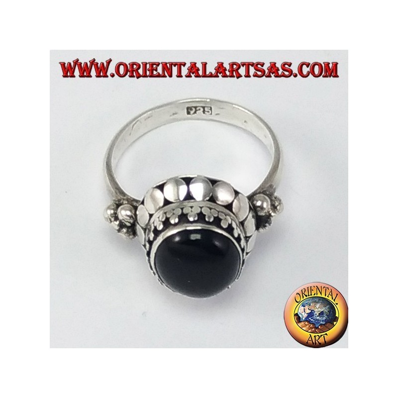 Bague en argent sur le dessus de la carte avec onyx ovale