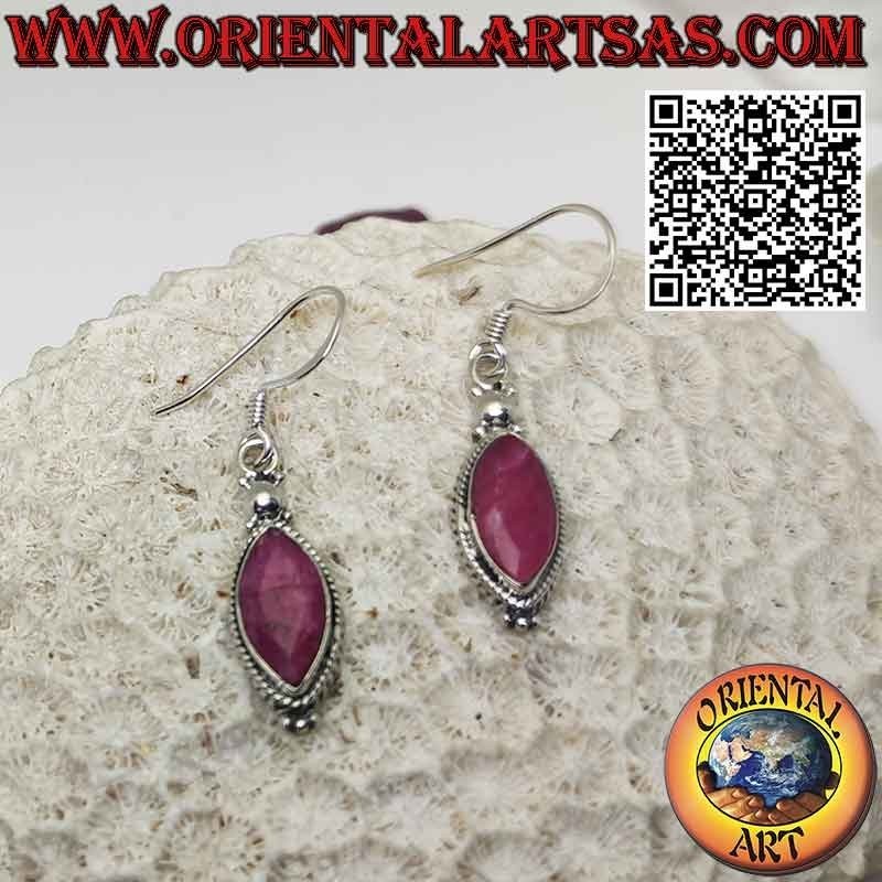 Boucles d'oreilles en argent avec rubis navette naturels et bord tressé