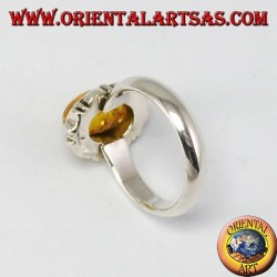 Bague en argent avec ambre ovale et le bord découpé