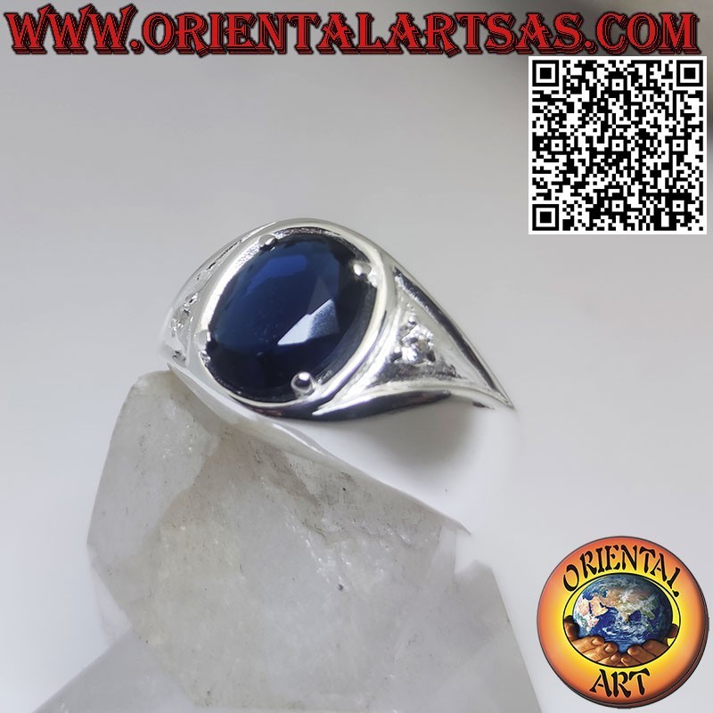 Anello in argento con zaffiro di sintesi ovale incastonato e zirconi