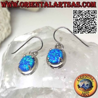 Boucles d'oreilles en argent avec opale mystique bleue ovale, bord et griffes lisses