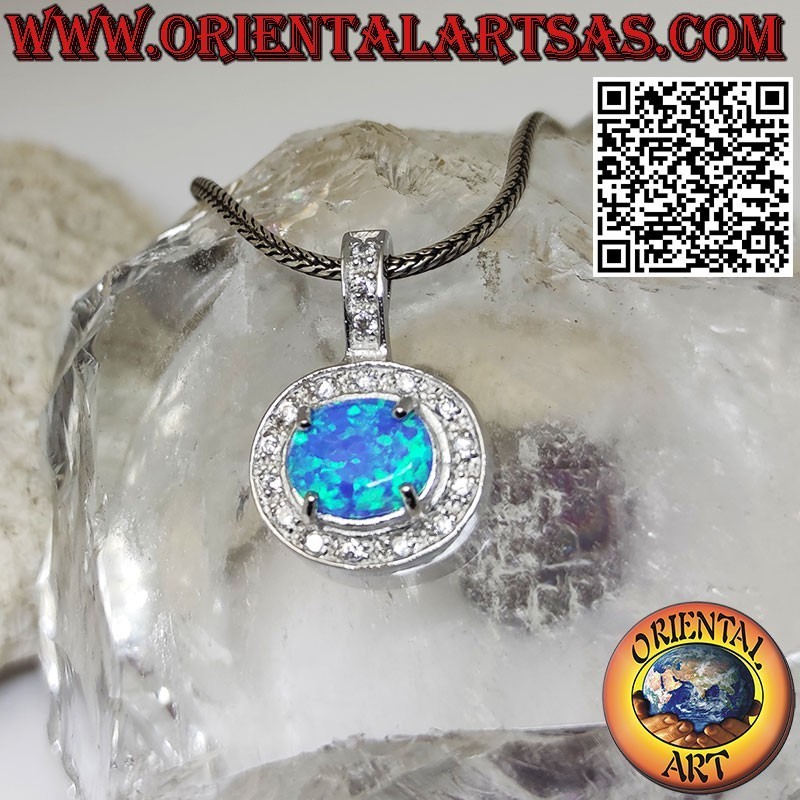 Colgante de plata con ópalo azul oval transversal adornado con circonitas