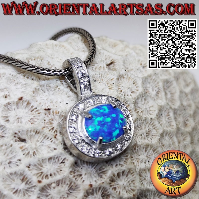 Colgante de plata con ópalo azul oval transversal adornado con circonitas