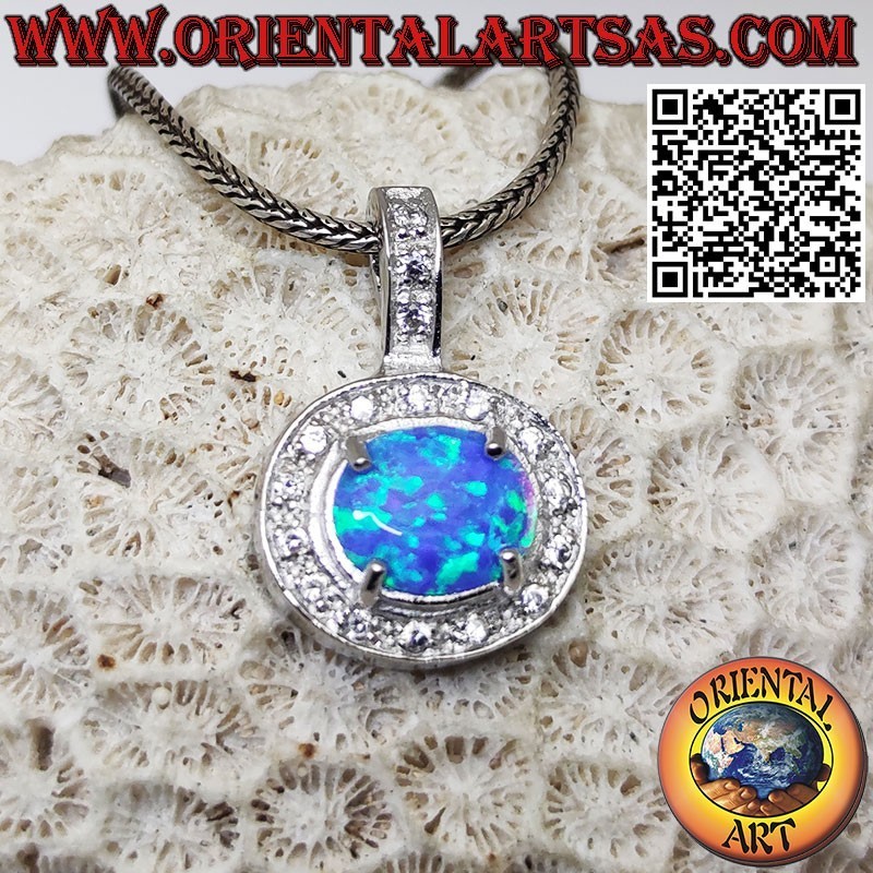 Colgante de plata con ópalo azul oval transversal adornado con circonitas