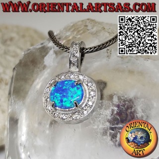 Pendentif en argent avec opale bleue ovale transversale ornée de zircons