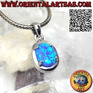 Ciondolo in argento con opale blu ovale, bordo liscio e griffe