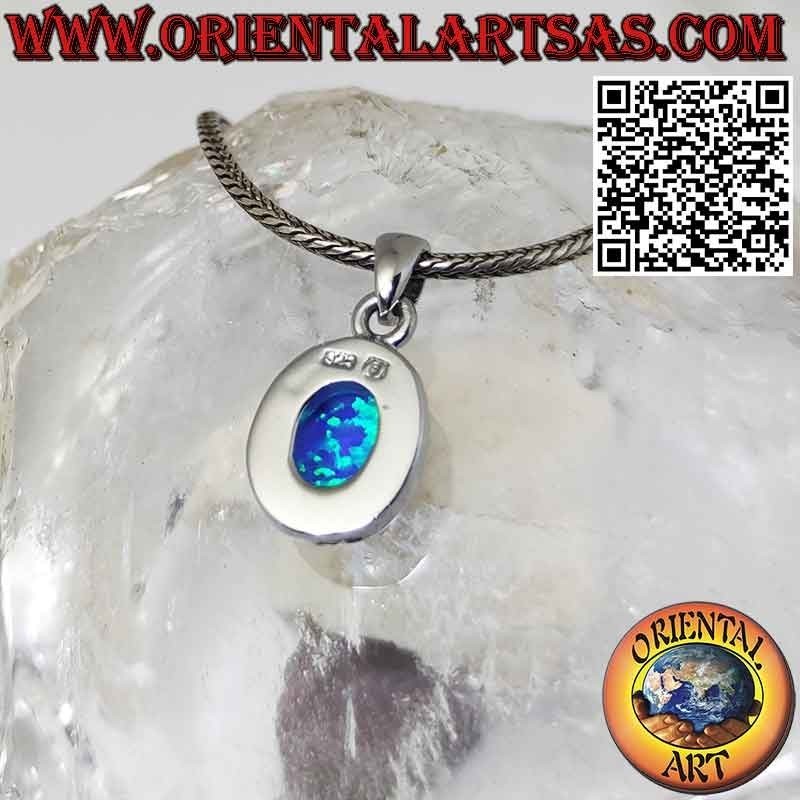 Silberanhänger mit ovalem blauem Opal, glattem Rand und Krappen