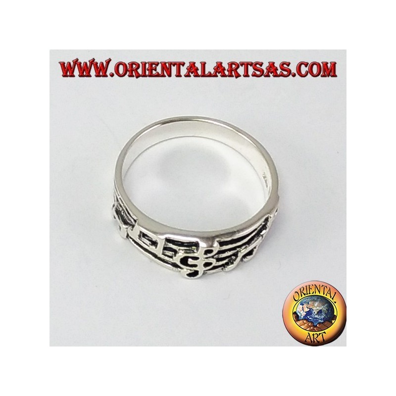 Bague en argent des aigus sur le personnel clé