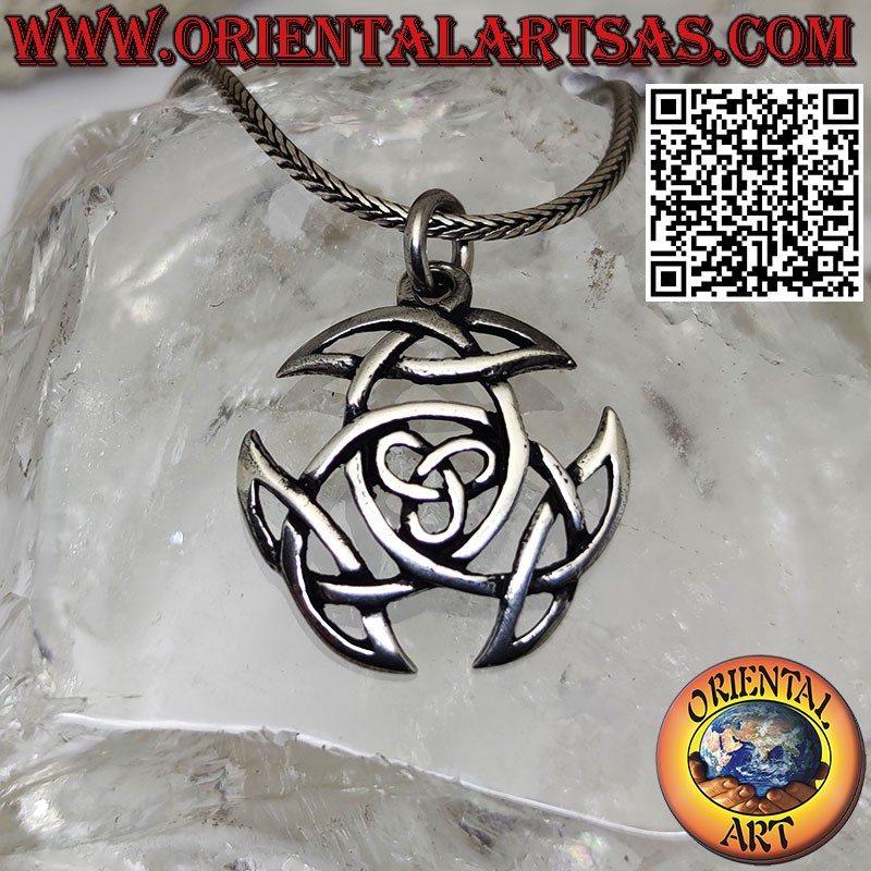 Pendentif en argent, triquetra carolingien et noeud celtique au centre