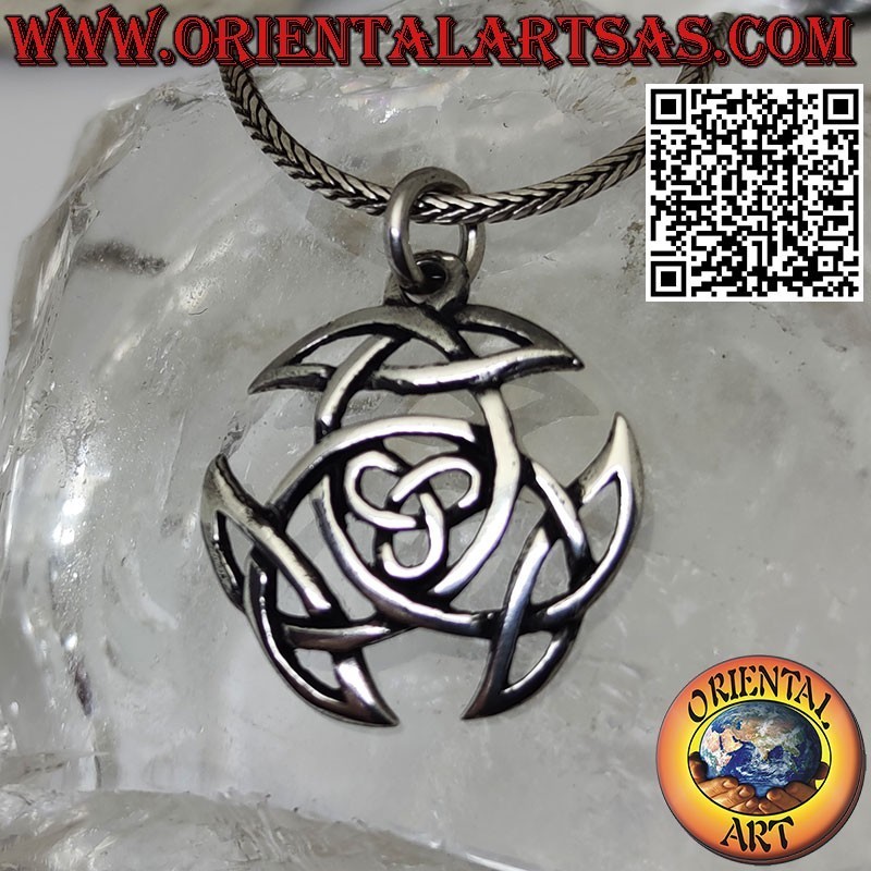 Silberanhänger, karolingisches Triquetra und keltischer Knoten in der Mitte