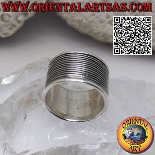 Anillo de plata de 15 mm con una serie de densas líneas horizontales grabadas