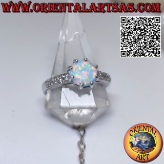 Anillo de plata con ópalo arlequín redondo engastado y banda de circonitas en los laterales