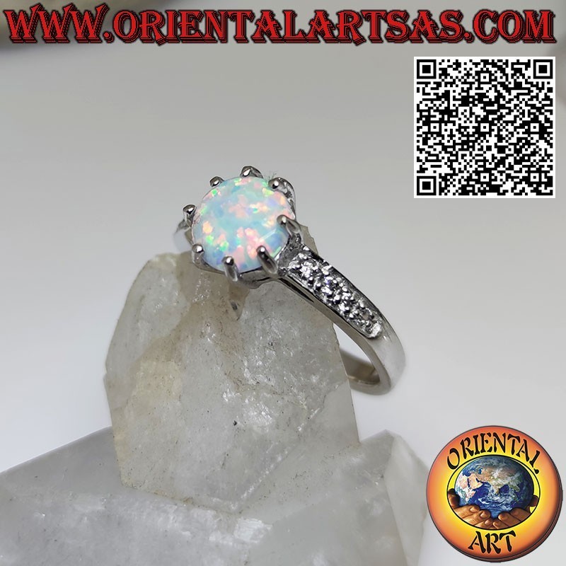 Anello in argento con opale arlecchino tondo incastonato e fascetta di zirconi sui lati