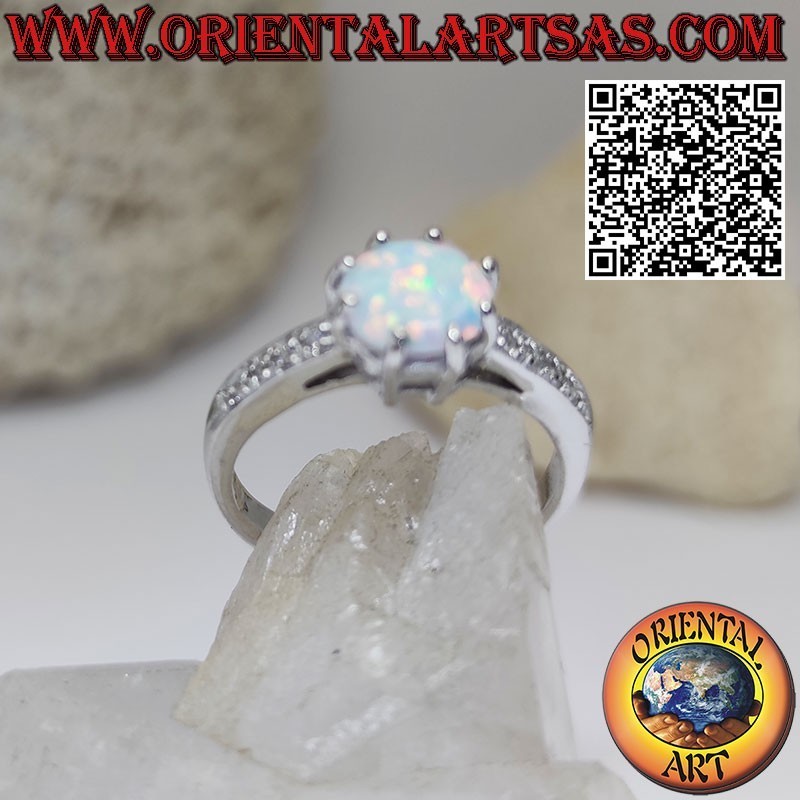 Anillo de plata con ópalo arlequín redondo engastado y banda de circonitas en los laterales