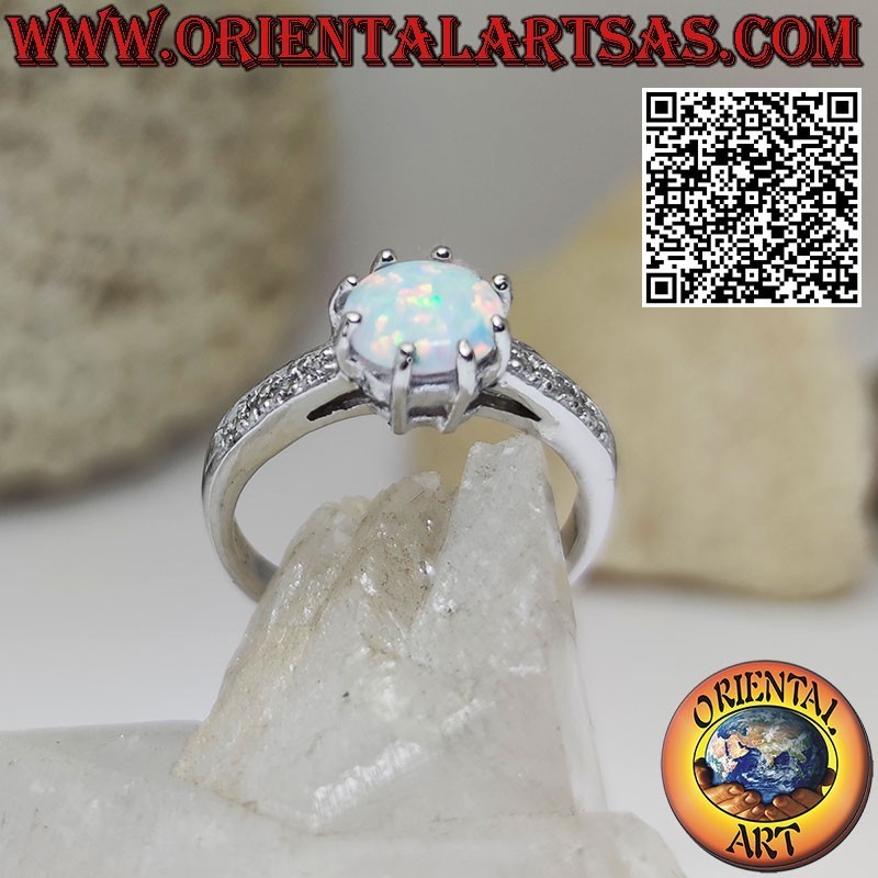 Anillo de plata con ópalo arlequín redondo engastado y banda de circonitas en los laterales