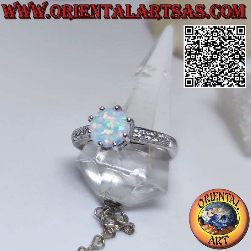 Anillo de plata con ópalo arlequín redondo engastado y banda de circonitas en los laterales