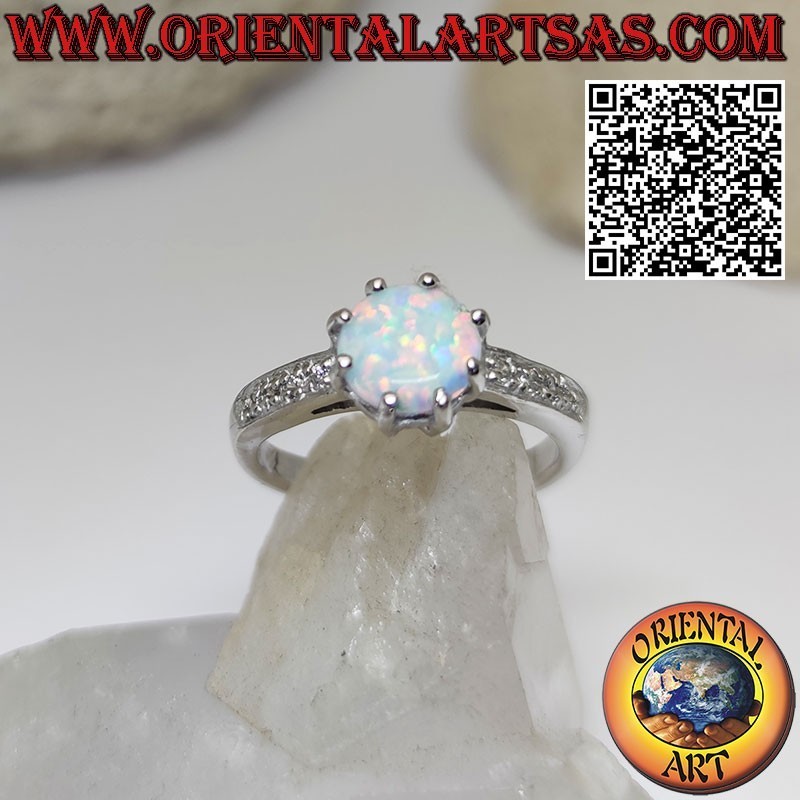 Silberring mit rundem Harlekin-Opal und Zirkonband an den Seiten