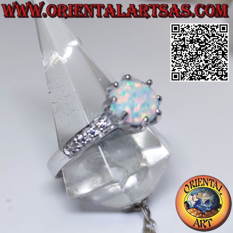 Bague en argent avec sertie d'opales arlequin rondes et bande de zircons sur les côtés