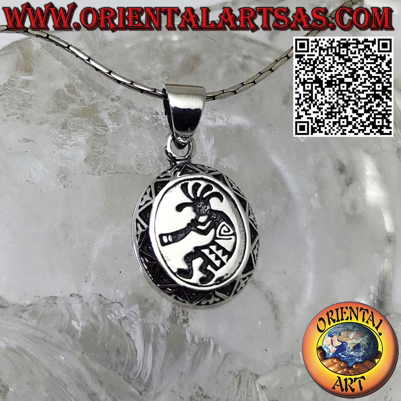 Ciondolo in argento medaglietta ovale con kokopelli inciso, il flautista della fertilità