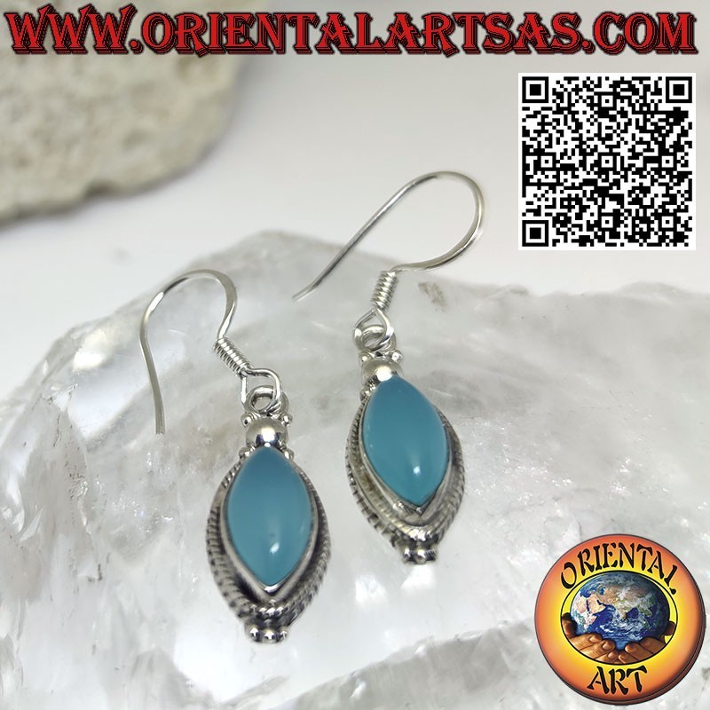 Pendientes de plata con cabujón lanzadera de celestina natural entre un trío de bolas