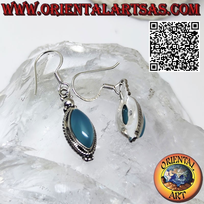 Pendientes de plata con cabujón lanzadera de celestina natural entre un trío de bolas