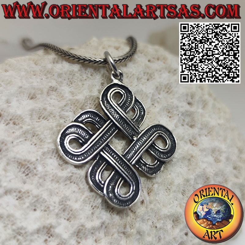 Colgante de plata con forma de nudo infinito tibetano Srivatsa, símbolo de sabiduría y armonía.