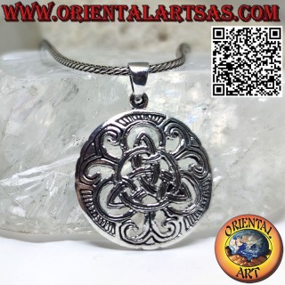 Unendlicher Triquetra-Silberanhänger auf durchbrochener Medaille