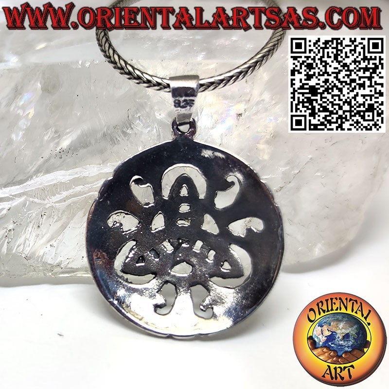 Colgante de plata triquetra infinita sobre medalla calada