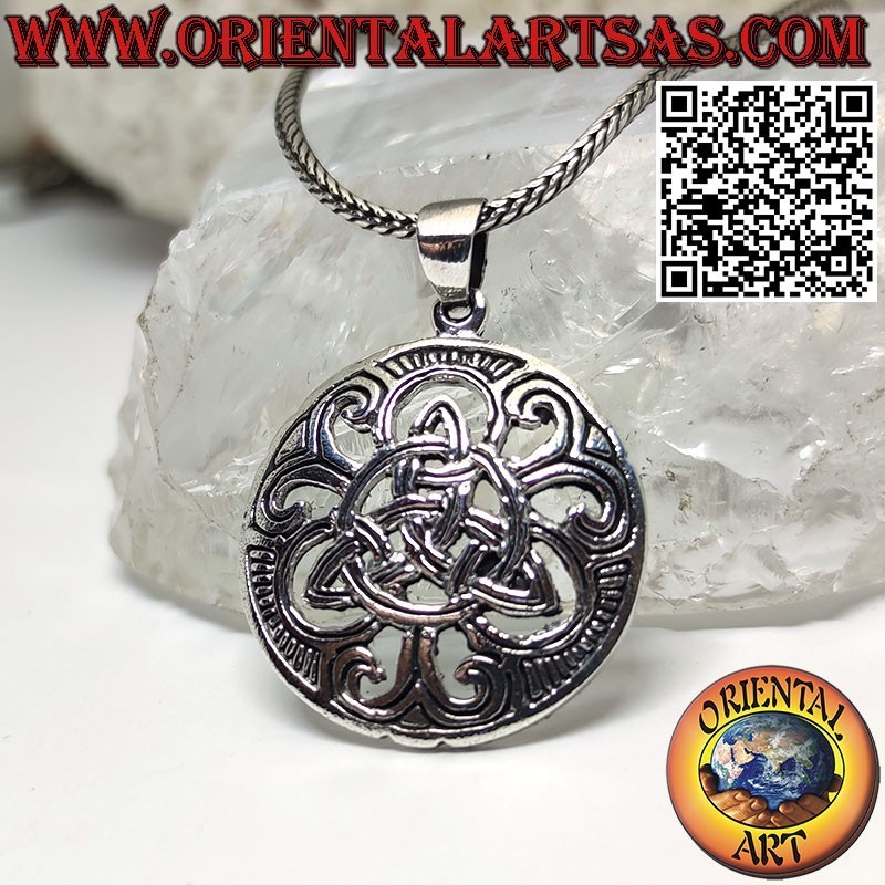 Ciondolo in argento triquetra infinita su medaglia traforata
