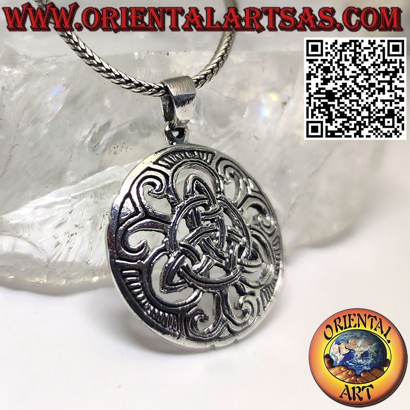 Pendentif triquetra infini en argent sur médaille ajourée