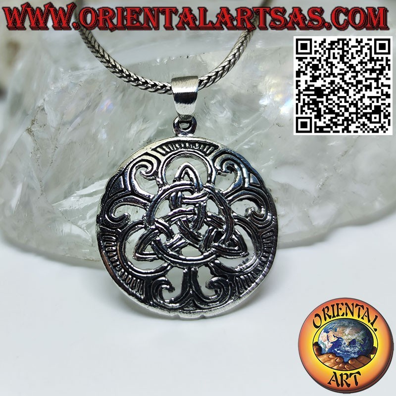 Pendentif triquetra infini en argent sur médaille ajourée