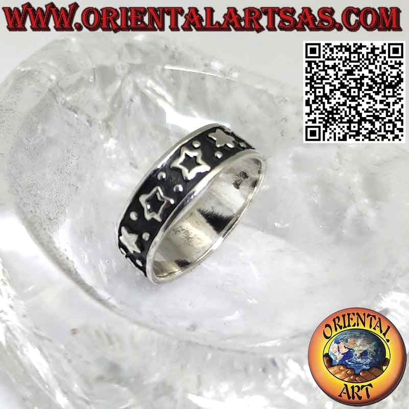 Anillo de banda de plata de 7 mm. con estrellas sólidas y vacías en bajorrelieve