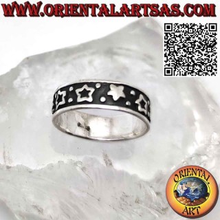 Anello in argento a fascia da 7 mm. con stelle piene e vuote a bassorilievo