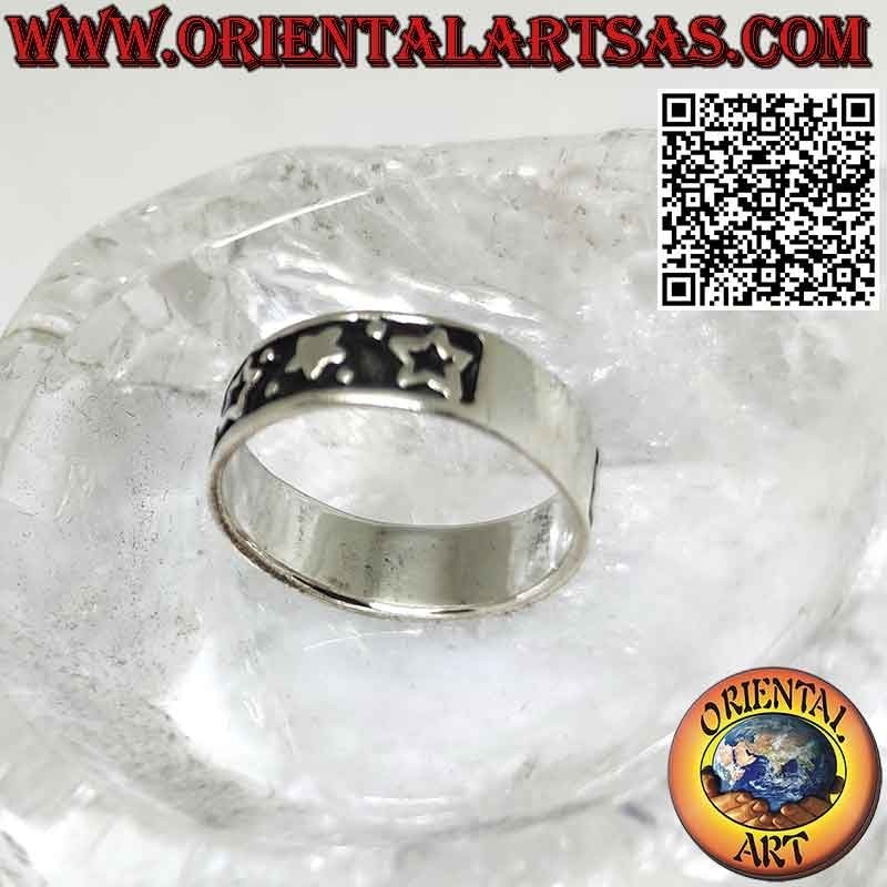 Anillo de banda de plata de 7 mm. con estrellas sólidas y vacías en bajorrelieve