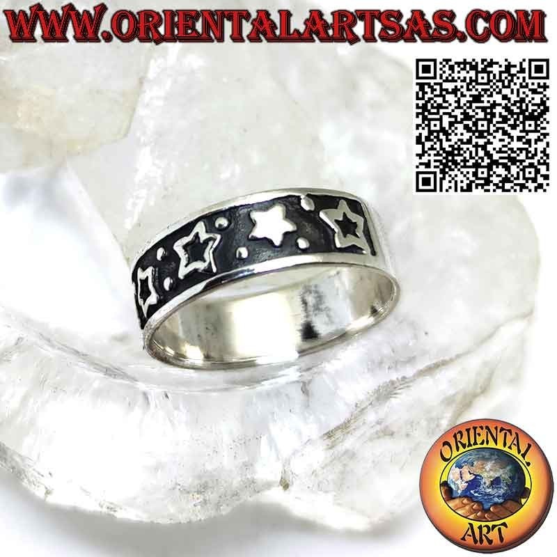 Anillo de banda de plata de 7 mm. con estrellas sólidas y vacías en bajorrelieve